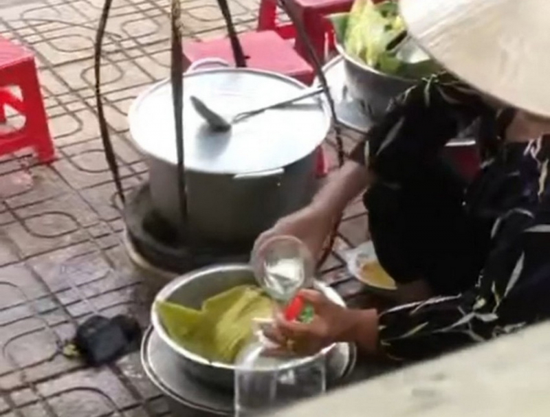 Người đổ thức ăn thừa vào nồi bán lại cho khách bị phạt thêm 2 triệu đồng -0