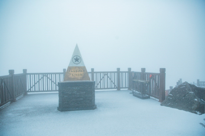 Du khách ngất ngây ngắm tuyết trên đỉnh Fansipan -0