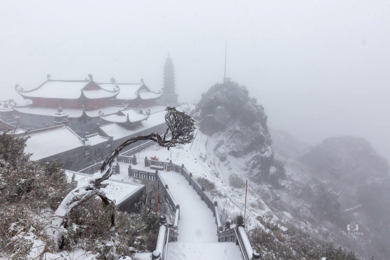 Du khách ngất ngây ngắm tuyết trên đỉnh Fansipan -0