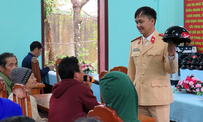 Mang “Đông ấm áp, xuân yêu thương” đến với người dân miền núi Quảng Nam -0