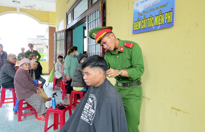 Mang “Đông ấm áp, xuân yêu thương” đến với người dân miền núi Quảng Nam -0