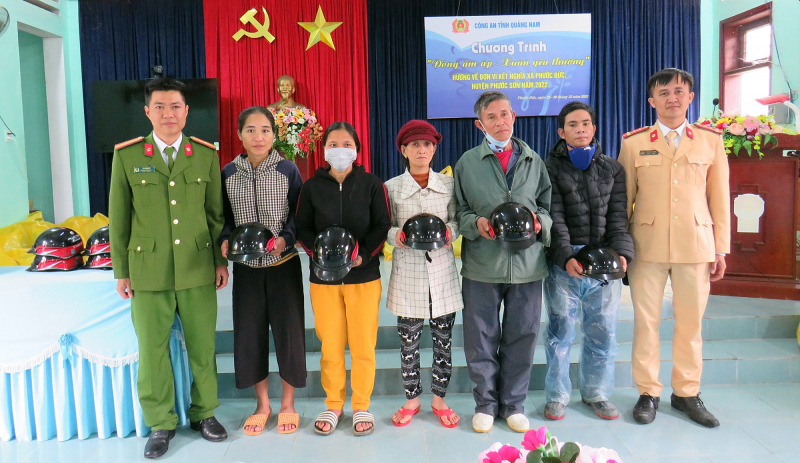 Mang “Đông ấm áp, xuân yêu thương” đến với người dân miền núi Quảng Nam -0