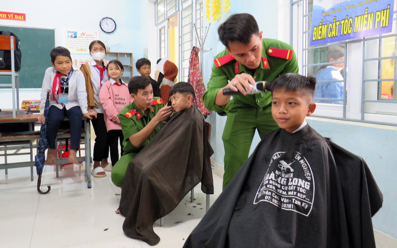 Mang “Đông ấm áp, xuân yêu thương” đến với người dân miền núi Quảng Nam -0