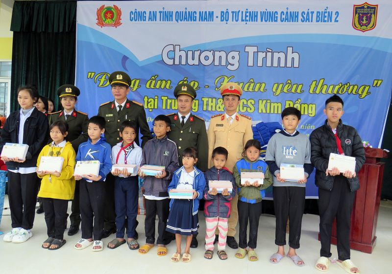 Mang “Đông ấm áp, xuân yêu thương” đến với người dân miền núi Quảng Nam -0