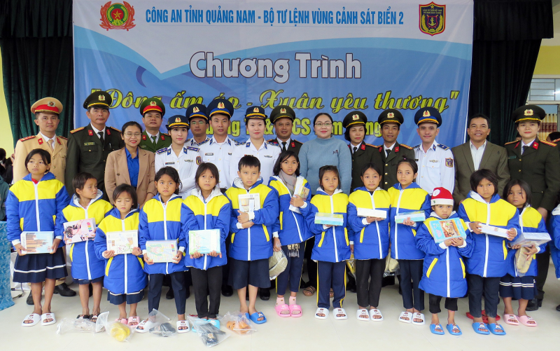 Mang “Đông ấm áp, xuân yêu thương” đến với người dân miền núi Quảng Nam -0