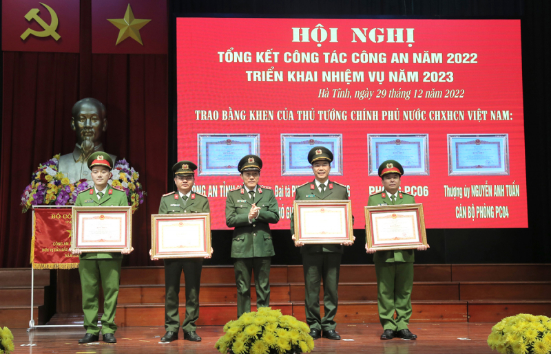 Thứ trưởng Lương Tam Quang biểu dương và chúc mừng Công an Hà Tĩnh trong thực hiện Đề án 06 -0