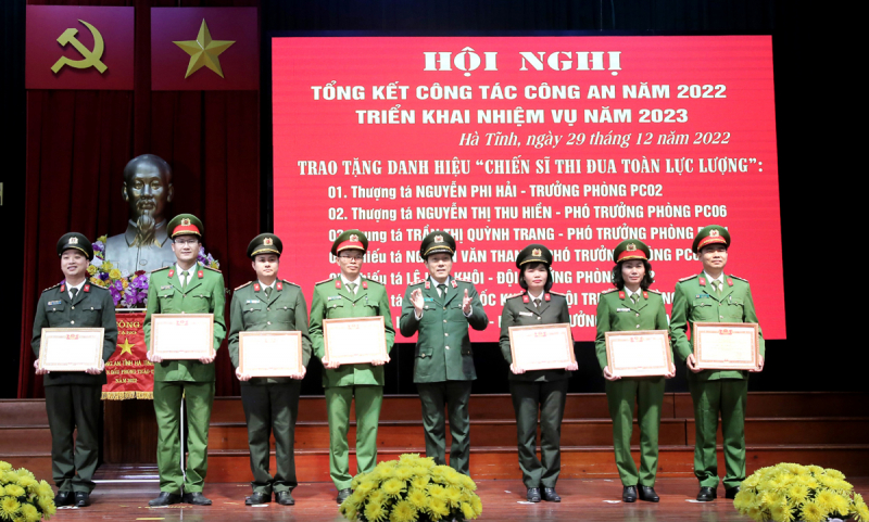 Thứ trưởng Lương Tam Quang biểu dương và chúc mừng Công an Hà Tĩnh trong thực hiện Đề án 06 -0