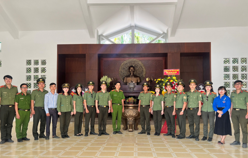 Công an cửa khẩu Cảng HKQT Tân Sơn Nhất về nguồn, thăm tặng quà CBCS các xã biên giới -0