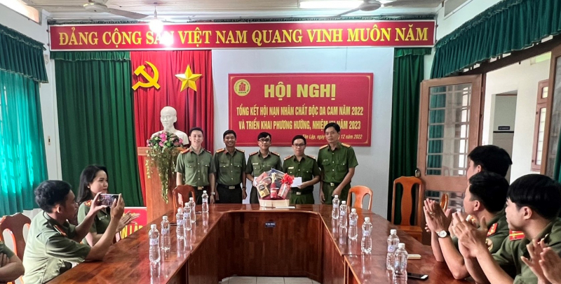 Công an cửa khẩu Cảng HKQT Tân Sơn Nhất về nguồn, thăm tặng quà CBCS các xã biên giới -1