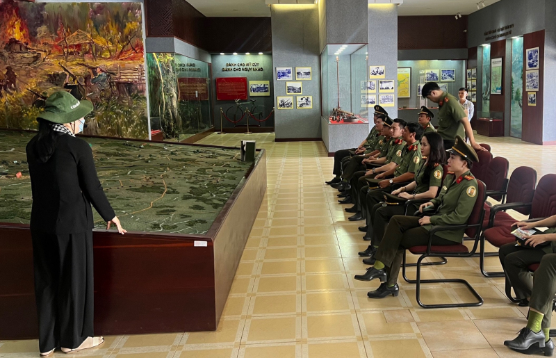 Công an cửa khẩu Cảng HKQT Tân Sơn Nhất về nguồn, thăm tặng quà CBCS các xã biên giới -0