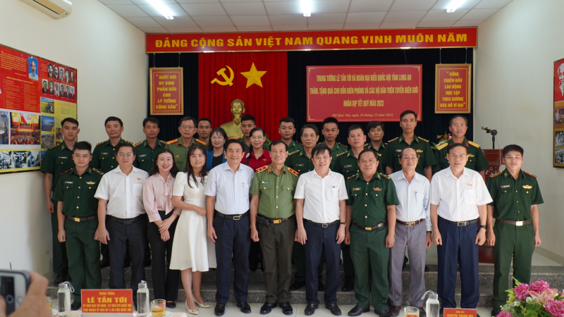 Đồng chí Lê Tấn Tới trao 220 suất quà Tết cho bà con 2 huyện ở Long An -0