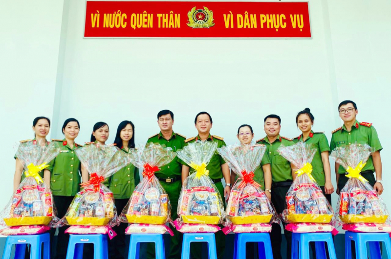 Công an TP Long Xuyên (An Giang): Ấm áp nghĩa tình đồng đội những ngày cận Tết -0