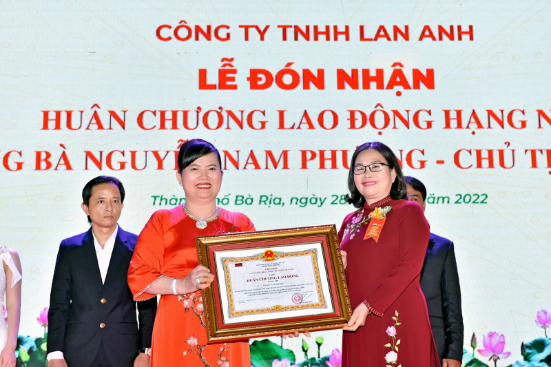 Công ty TNHH Lan Anh và doanh nhân Nguyễn Nam Phương được Chủ tịch nước tặng thưởng Huân chương Lao động -0