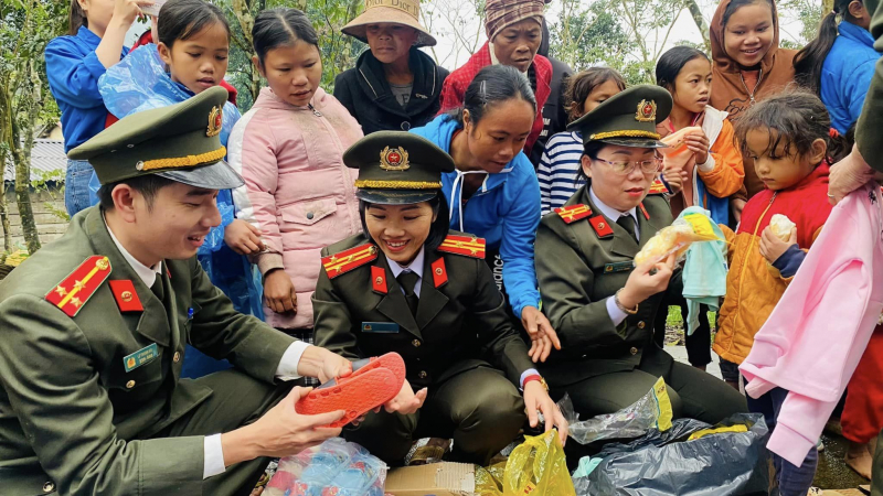 Trao tặng gần 90.890 suất quà trị giá hơn 36,8 tỷ đồng đến các hộ gia đình  -0