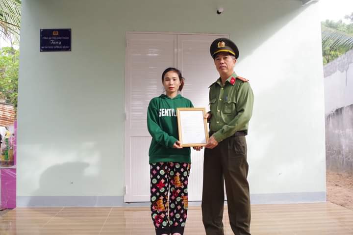 Công an tỉnh Ninh Thuận trao tặng căn nhà mái ấm tình thương cho một phụ nữ -0