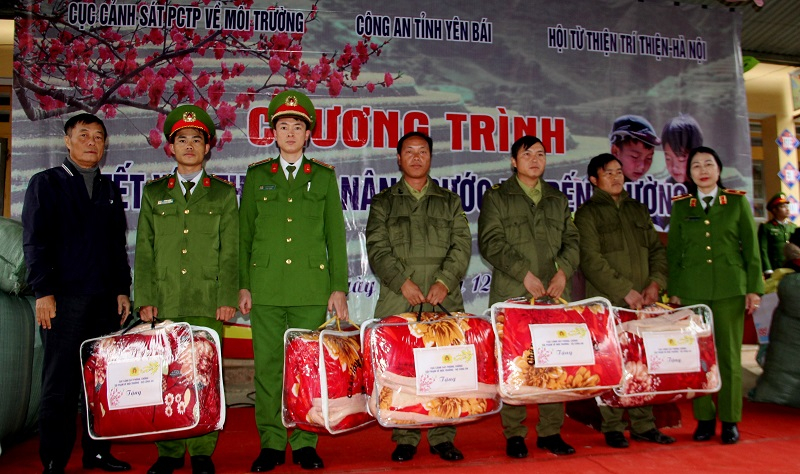 Trao quà Tết lồng ghép với tuyên truyền bảo vệ môi trường tại 2 xã biên giới khó khăn của huyện Mù Căng Chải -0