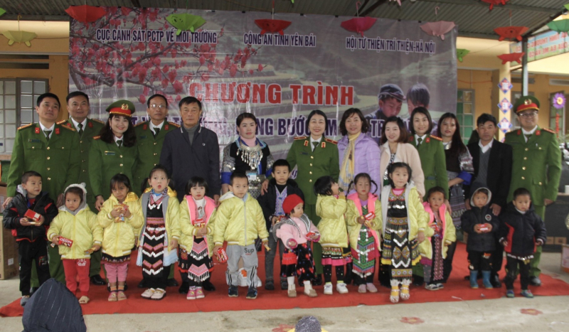 Trao quà Tết lồng ghép với tuyên truyền bảo vệ môi trường tại 2 xã biên giới khó khăn của huyện Mù Căng Chải -0