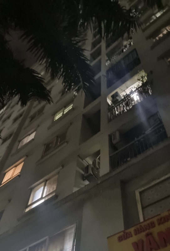 Kịp thời cứu thiếu niên 16 tuổi xác định từ nhảy ban công xuống đất tự tử -0