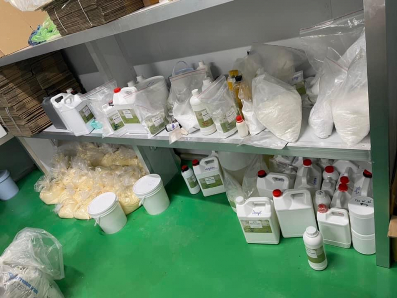 Mua hoá chất trôi nổi trên thị trường rồi về “nhào trộn” thành mỹ phẩm đem bán -0