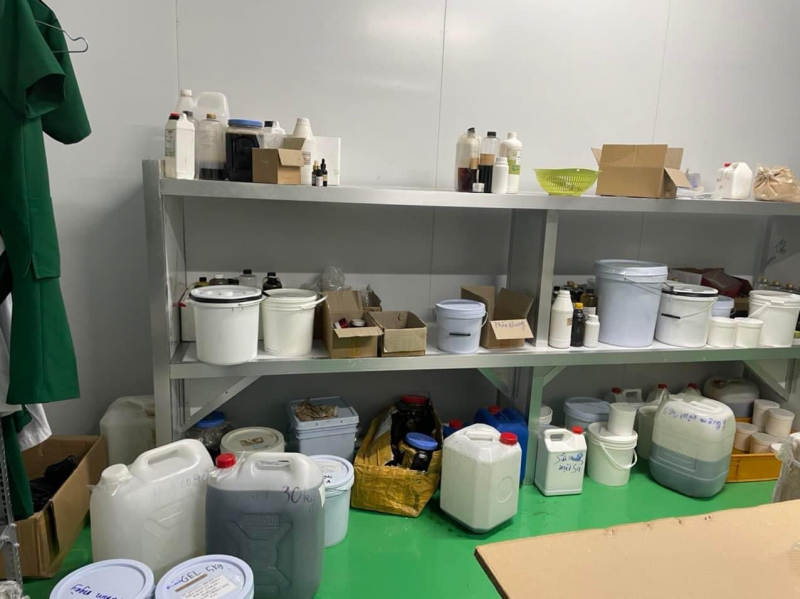 Mua hoá chất trôi nổi trên thị trường rồi về “nhào trộn” thành mỹ phẩm đem bán -0