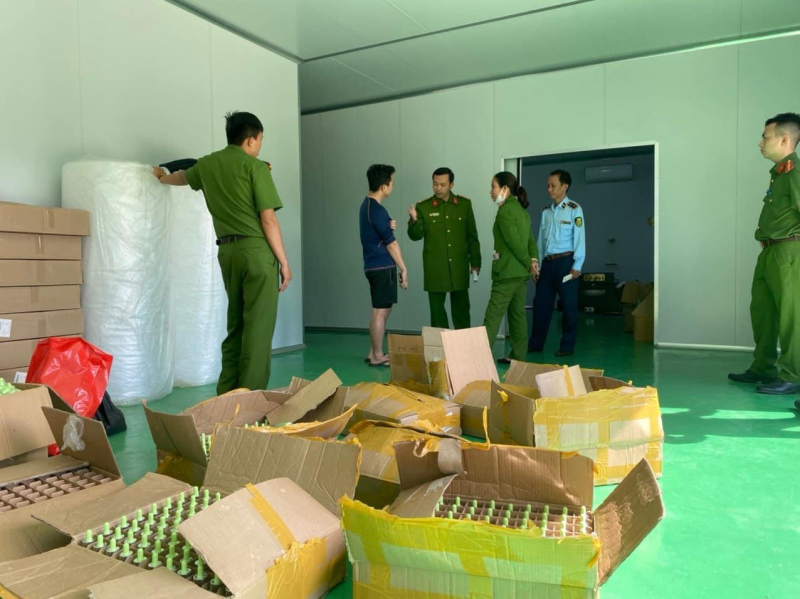 Mua hoá chất trôi nổi trên thị trường rồi về “nhào trộn” thành mỹ phẩm đem bán -0