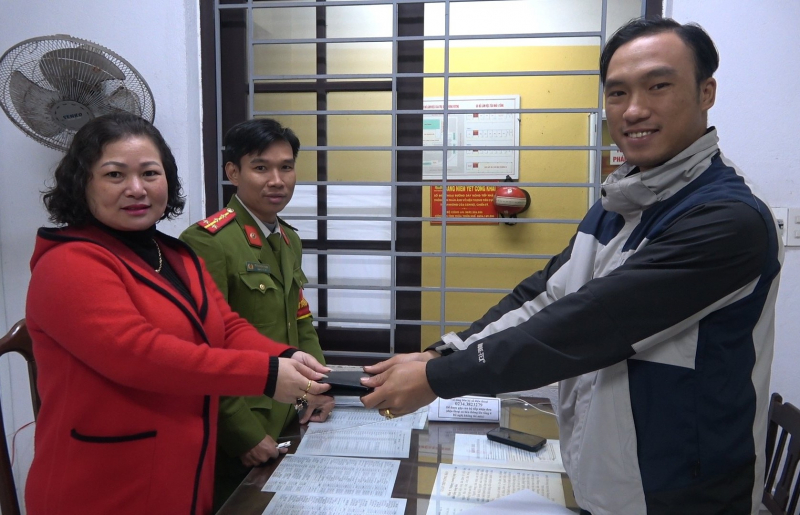 Người phụ nữ nhặt được gần 16 triệu đồng trả lại cho tài xế Grab -0