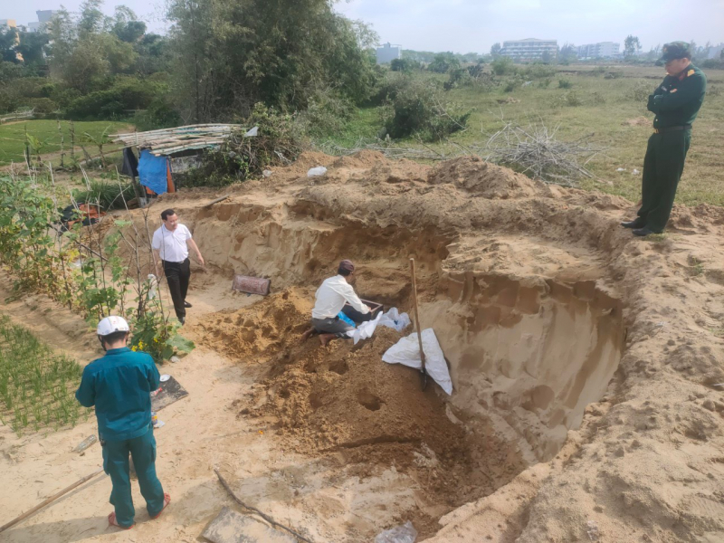 Cuốc đất trồng rau, hoảng hốt phát hiện bộ xương người  -1