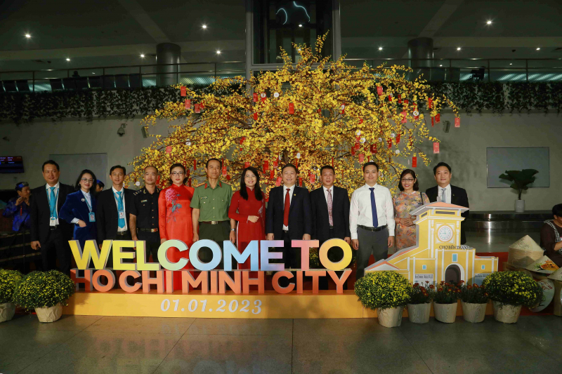Những vị khách đầu tiên “xông đất” cho TP Hồ Chí Minh -0