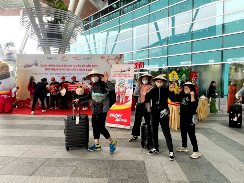 Hàng nghìn du khách trong nước và quốc tế “xông đất” Đà Nẵng ngày đầu tiên năm mới 2023 -1