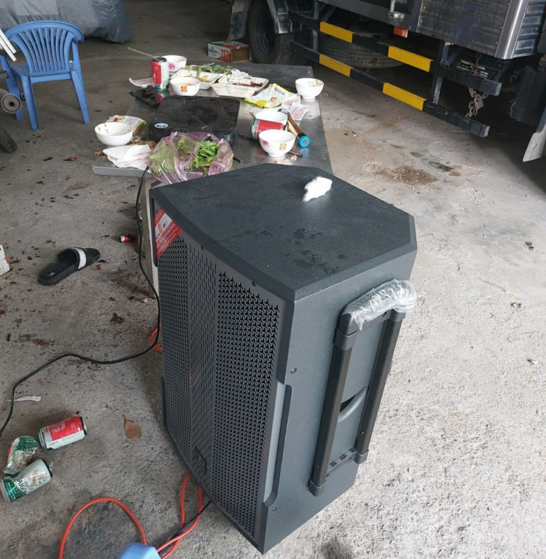 Mâu thuẫn hát karaoke bằng loa kẹo kéo, hai người thương vong -0