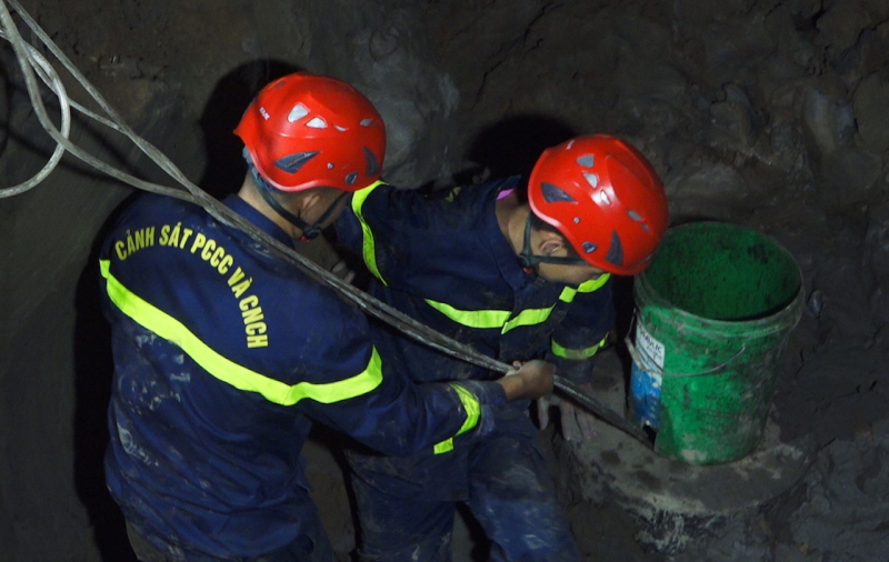 Chủ tịch UBND tỉnh Đồng Tháp thăm hỏi gia đình, chỉ đạo công tác cứu hộ cháu bé lọt vào trụ bê tông -0