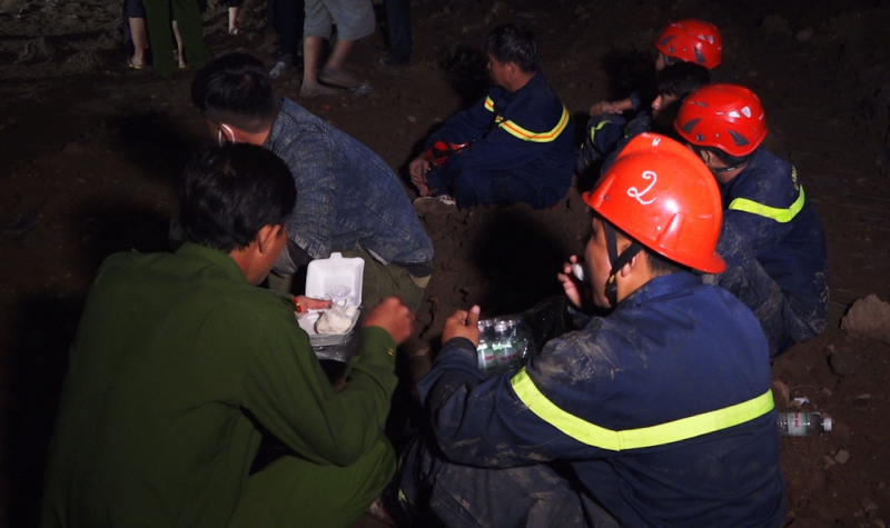 Vẫn đang tích cực công tác cứu hộ, giải cứu nạn nhân bị lọt vào trụ bê-tông ở Đồng Tháp -0