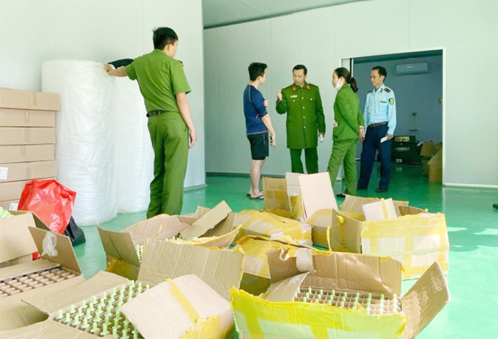 Lên mạng mua hóa chất về “nhào trộn” thành mỹ phẩm đem bán -0