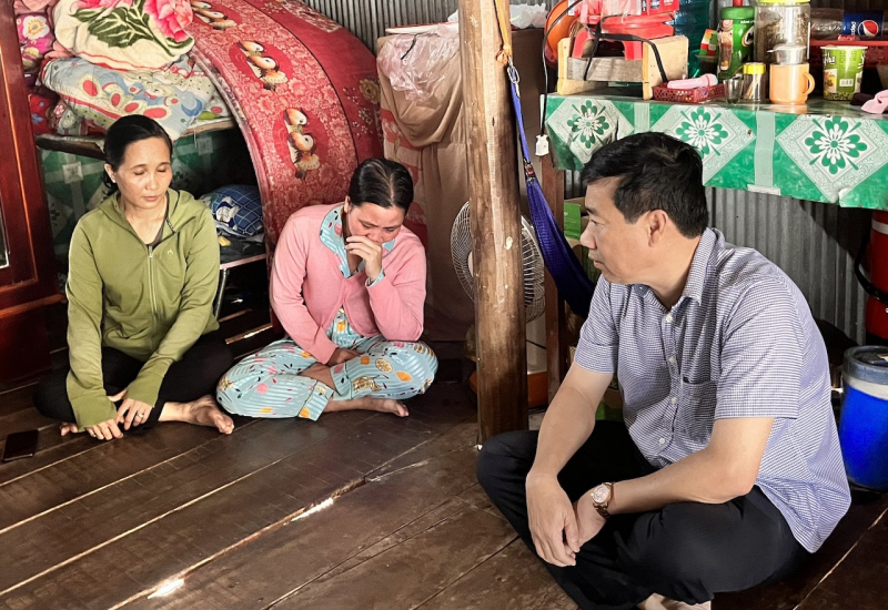 Chủ tịch UBND tỉnh Đồng Tháp thăm hỏi gia đình, chỉ đạo công tác cứu hộ cháu bé lọt vào trụ bê tông -0