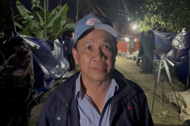 Vụ bé trai rơi trong ống trụ bê tông: Quyết tâm đưa trụ bê tông lên trong đêm nay -0