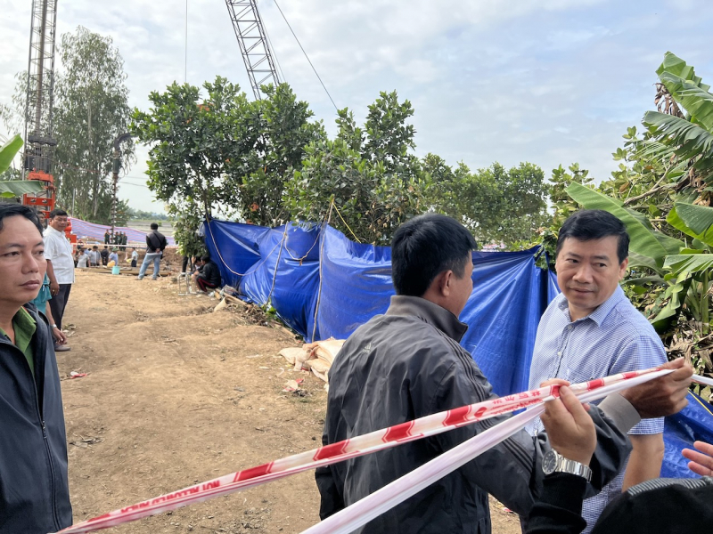 Chủ tịch UBND tỉnh Đồng Tháp thăm hỏi gia đình, chỉ đạo công tác cứu hộ cháu bé lọt vào trụ bê tông -0