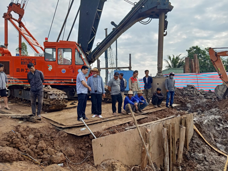 Chủ tịch UBND tỉnh Đồng Tháp thăm hỏi gia đình, chỉ đạo công tác cứu hộ cháu bé lọt vào trụ bê tông -0