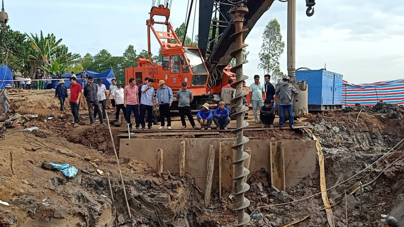 Chủ tịch UBND tỉnh Đồng Tháp thăm hỏi gia đình, chỉ đạo công tác cứu hộ cháu bé lọt vào trụ bê tông -1