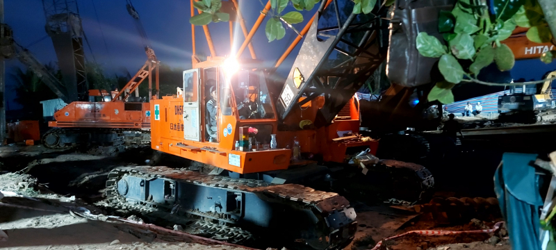 Vụ bé trai rơi trong ống trụ bê tông: Quyết tâm đưa trụ bê tông lên trong đêm nay -0