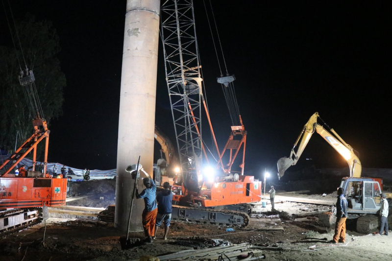 Toàn cảnh hơn 68h giải cứu bé trai bị lọt vào lòng cọc bê tông tại công trình cầu Rọc Sen ở Đồng Tháp -0