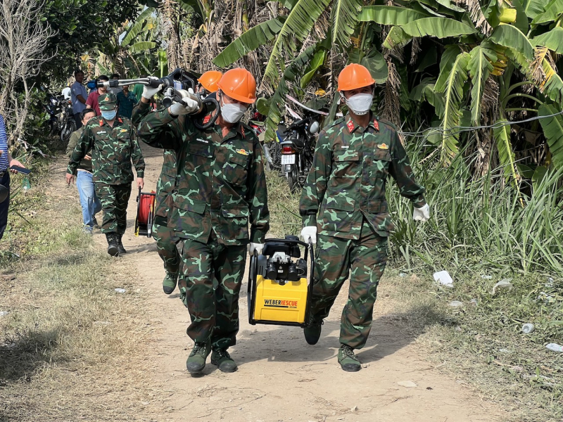 Toàn cảnh hơn 68h giải cứu bé trai bị lọt vào lòng cọc bê tông tại công trình cầu Rọc Sen ở Đồng Tháp -0