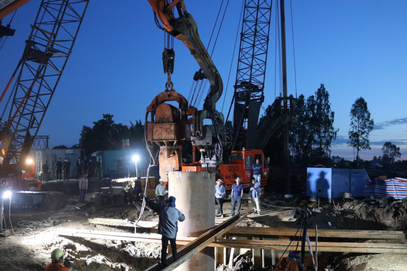 Toàn cảnh hơn 68h giải cứu bé trai bị lọt vào lòng cọc bê tông tại công trình cầu Rọc Sen ở Đồng Tháp -0