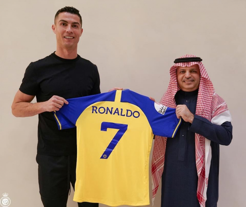 Ronaldo rạng rỡ trong ngày tới Saudi Arabia -0