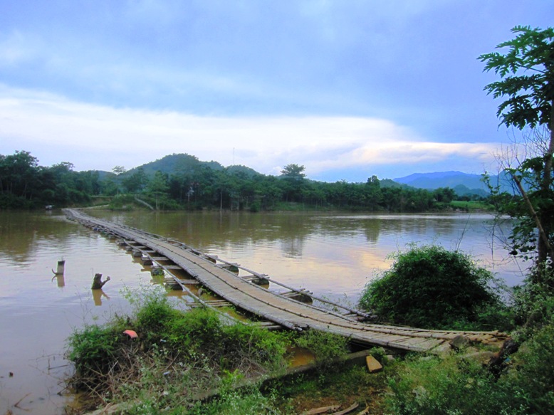 cầu phao bắc qua sông mã vào vùng lõi pù luông.jpg -0