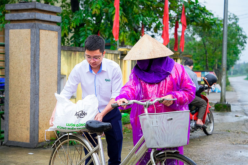 2QCTET-Bà con miền Trung hân hoan đón năm mới cùng hàng nghìn phần quà Tết từ Huda -0