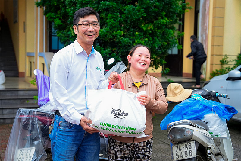 2QCTET-Bà con miền Trung hân hoan đón năm mới cùng hàng nghìn phần quà Tết từ Huda -1