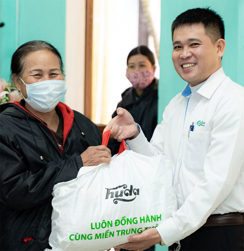 2QCTET-Bà con miền Trung hân hoan đón năm mới cùng hàng nghìn phần quà Tết từ Huda -0