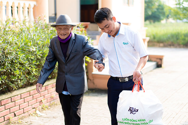 2QCTET-Bà con miền Trung hân hoan đón năm mới cùng hàng nghìn phần quà Tết từ Huda -0