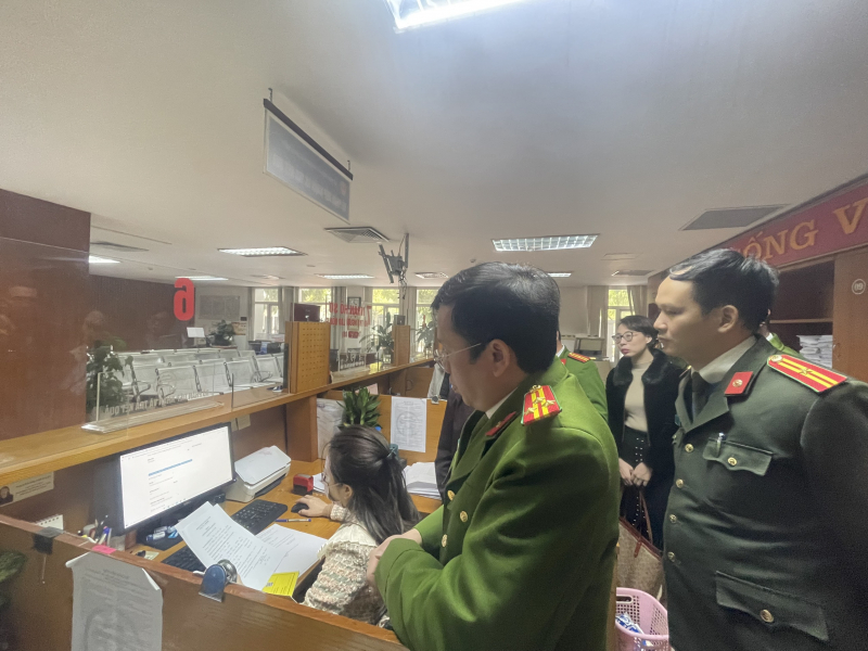 Người dân cần sử dụng các phương thức nào khi giao dịch hành chính thay sổ hộ khẩu, sổ tạm trú -0