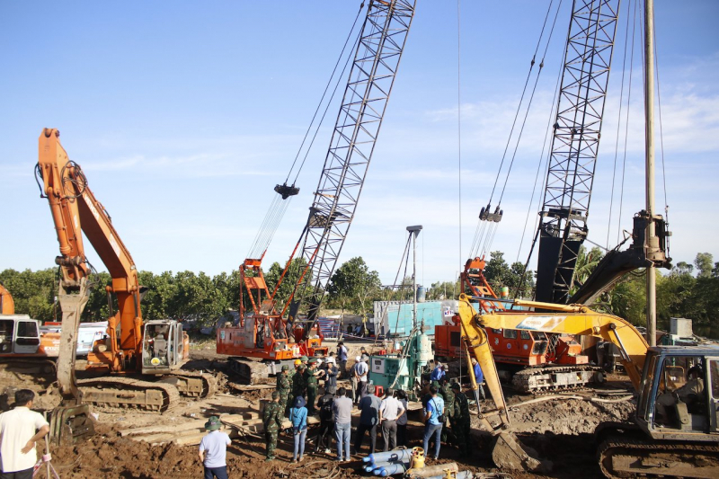 Nhiều Bộ chi viện cho Đồng Tháp giải cứu cháu bé bị lọt trong lòng cọc bê tông -0